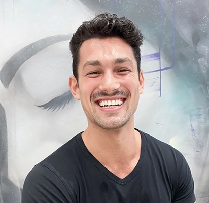 Hombre sonriente tras haber recibido un tratamiento de blanqueamiento dental en Smysecret.
