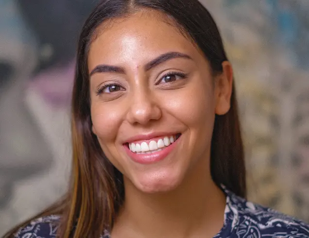 Mujer sonriente tras haber recibido un tratamiento de carillas de composite de Smysecret.